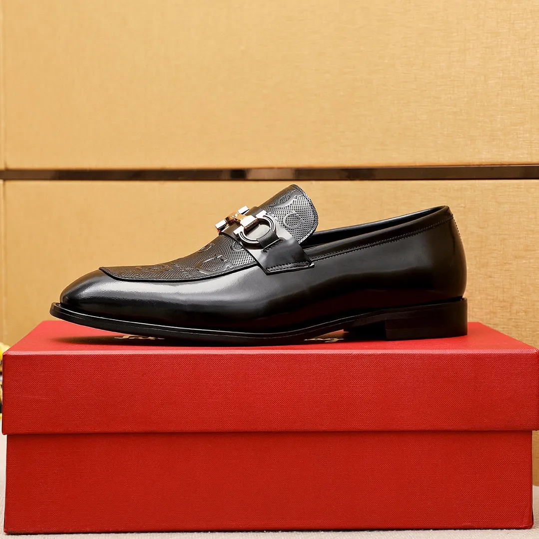 Men's shoes 💰460 💐 Product trademark: Ferragamo "Ferragamo" casual leather shoes Regular size: 38-44 (45.46🉑️customized) Product materials: Selected imported first-layer open-edge beaded cowhide floral upper + luxury hardware buckle, imported water-dyed cowhide leather lining. Strong three-dimensional visual effect, original rubber outsole Color: 1⃣️color optional
